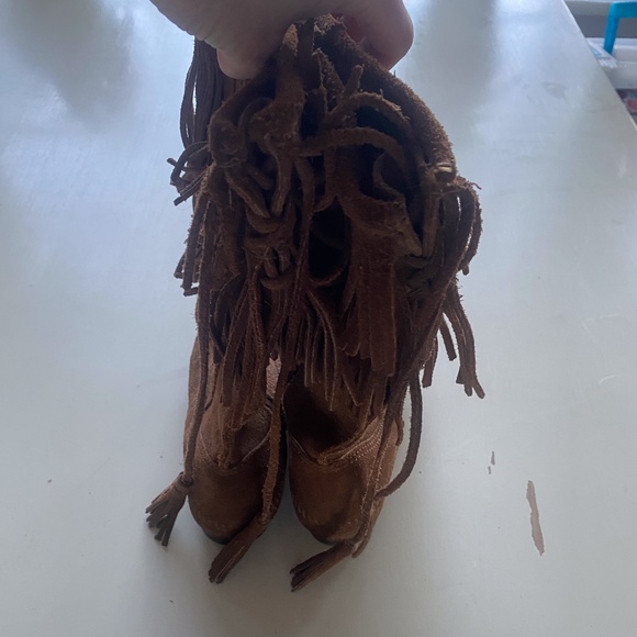 Minnetonka Suede Moccasin Boot • 7 - Picture 9 of 10